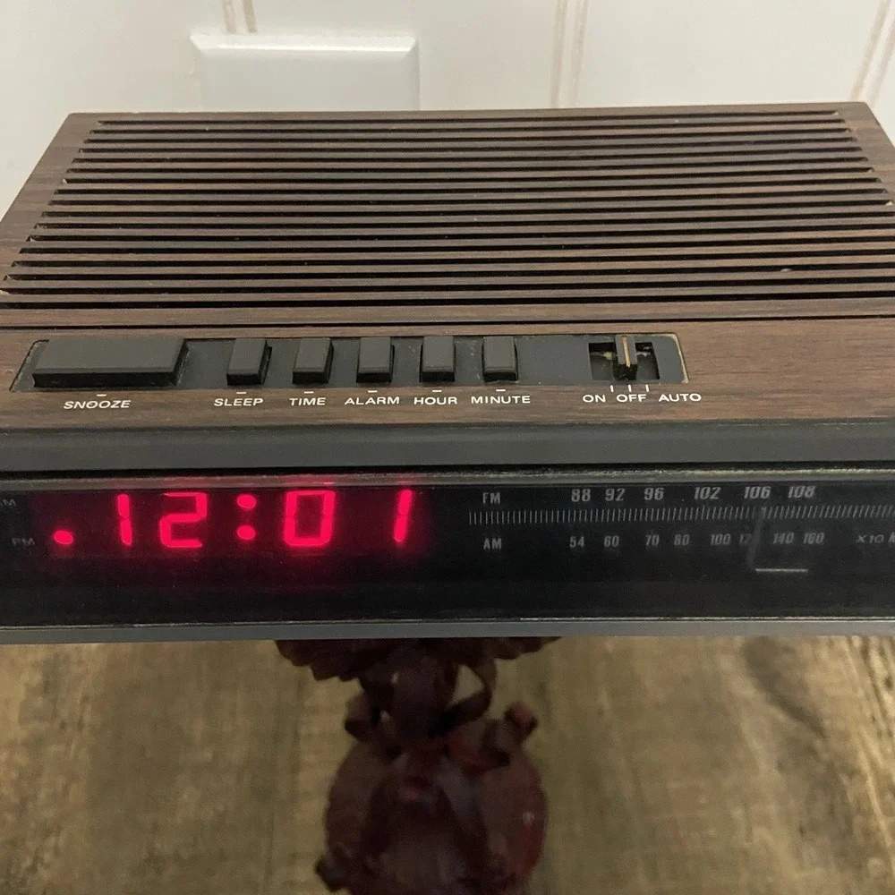 Lloyd's FM-AM Digital Alarm‎ Clock Woodgrain Vintage Retro Red LED Tested Works